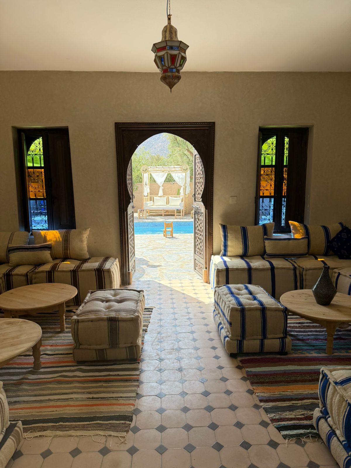 Salon berbère traditionnel décoré de zelliges et tadelakt — Wild Valley Ouirgane