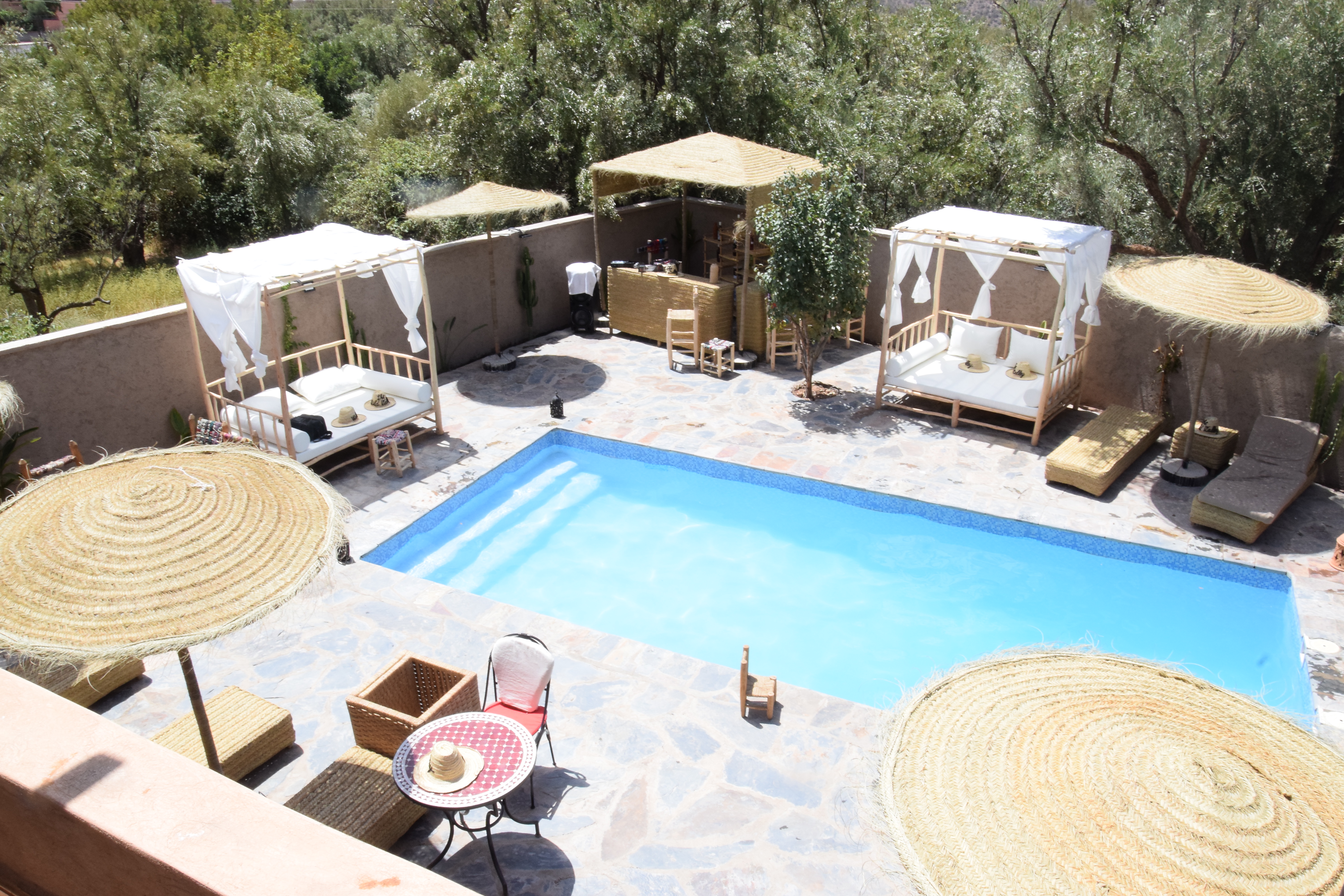 Thé à la menthe servi en terrasse face au lac d'Ouirgane — lodge Wild Valley, Haut Atlas Maroc