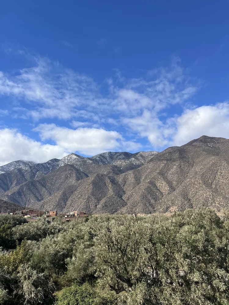Vue panoramique sur les sommets enneigés du Haut Atlas depuis le lodge Wild Valley Ouirgane