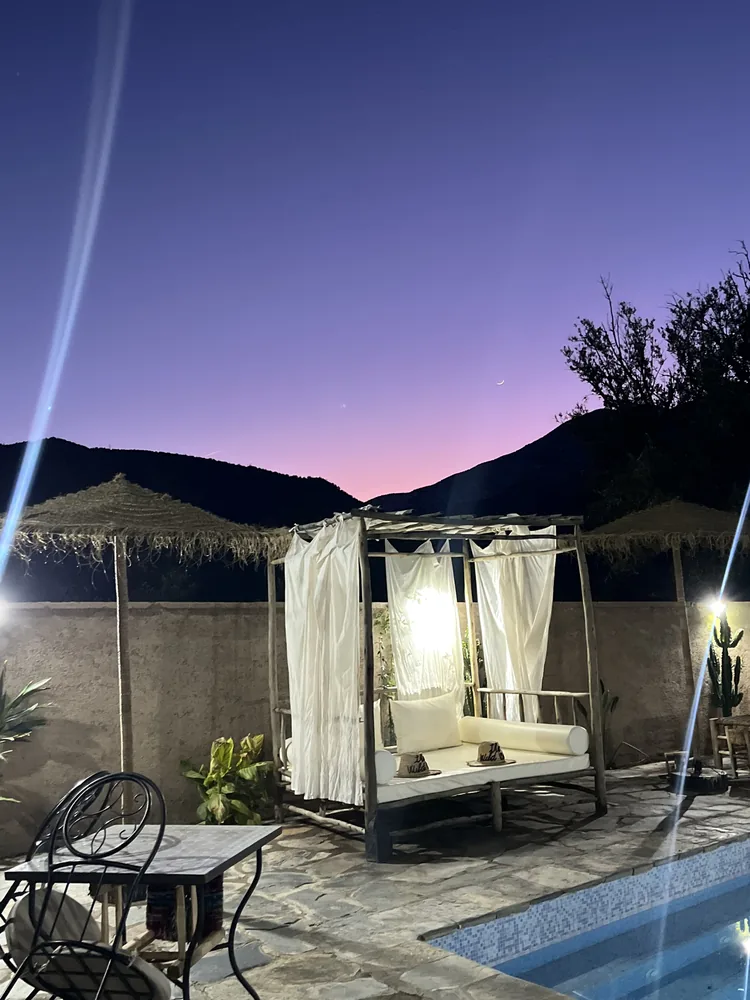 Piscine extérieure du lodge Wild Valley Ouirgane au coucher du soleil, vue sur le Haut Atlas