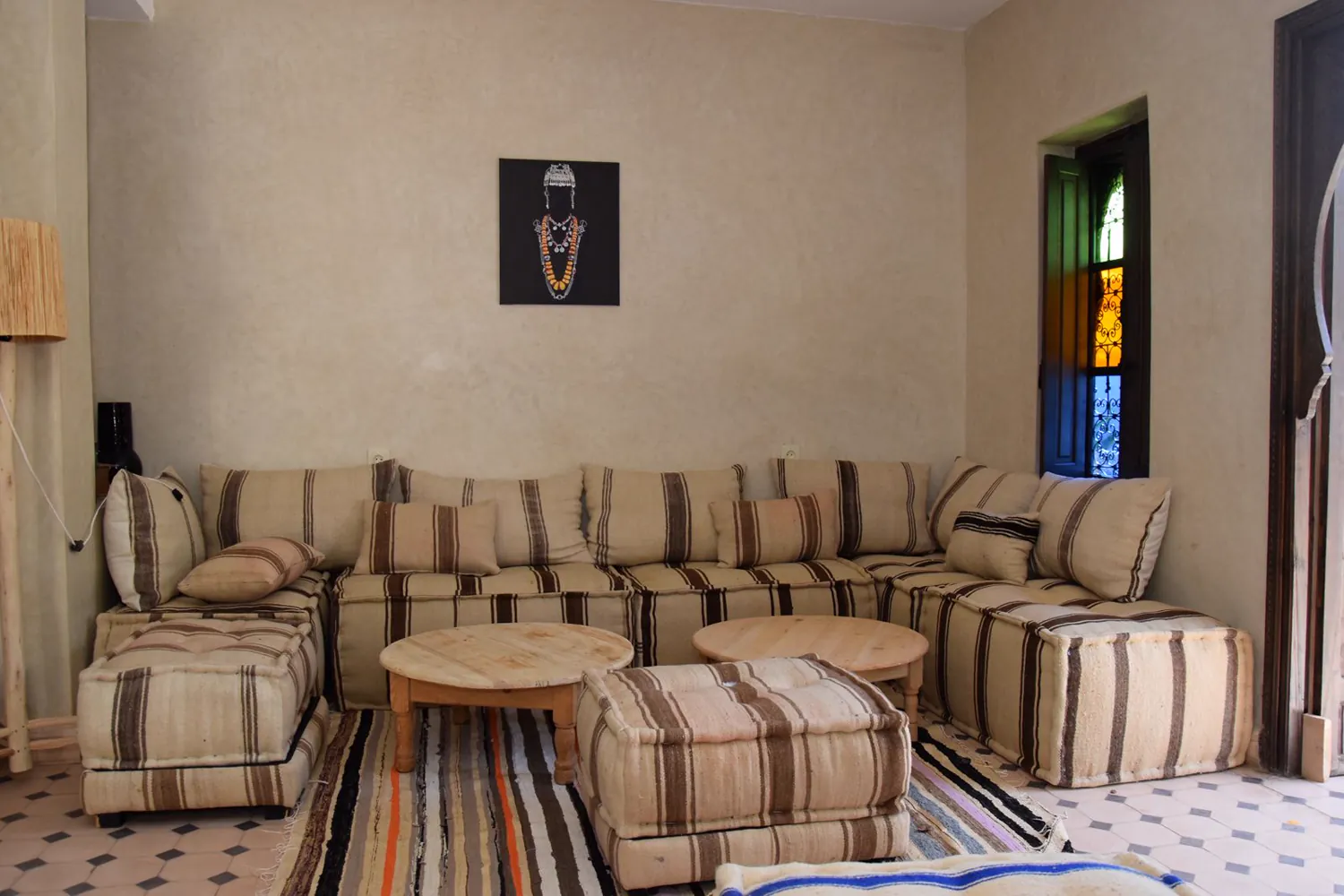 Porte en arabesque encadrant la piscine — architecture traditionnelle marocaine, Wild Valley Ouirgane